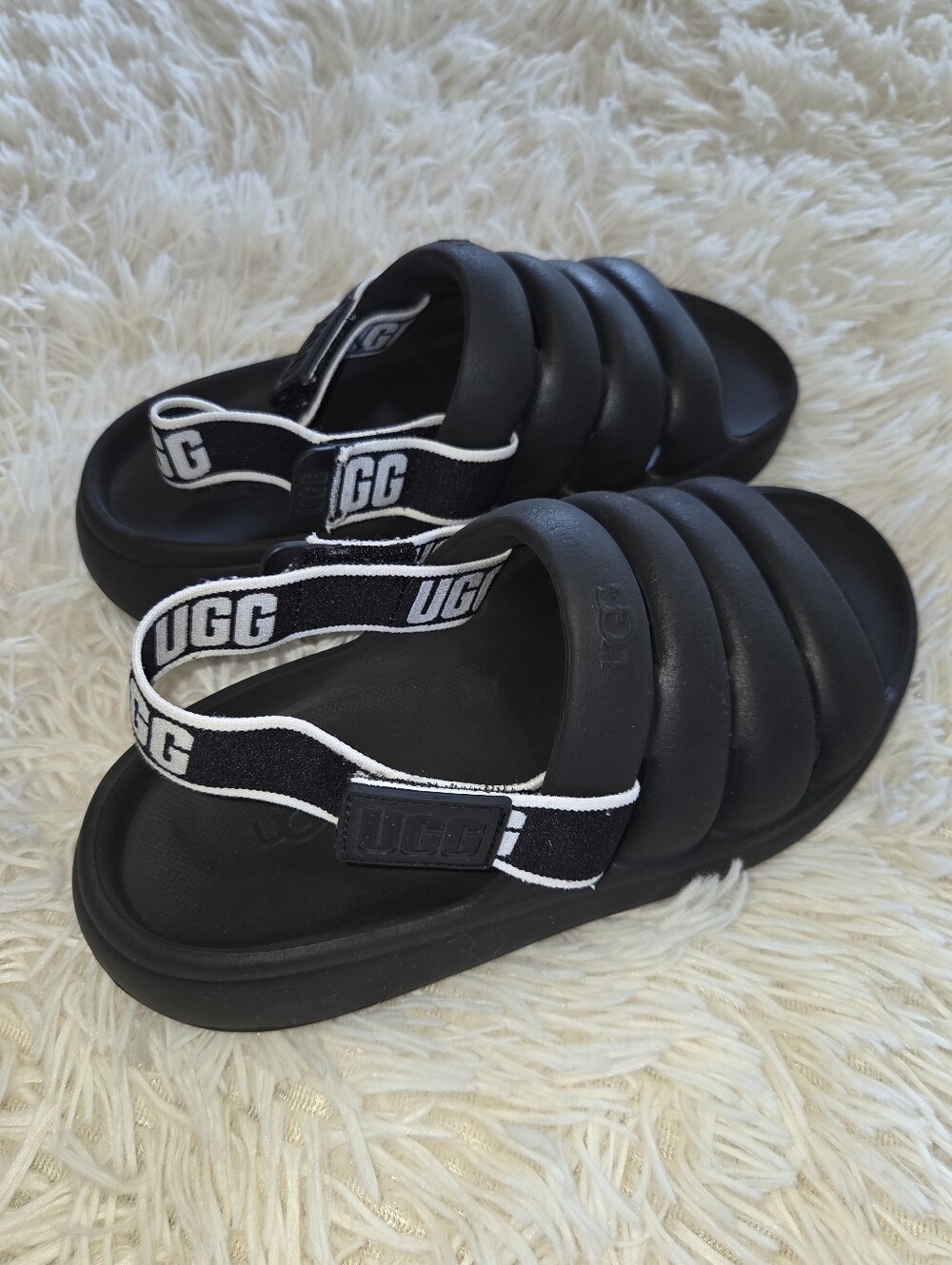 UGG Kids Black Puffer Strap Sandals with Logo Heel Strap Size 6 Big Kid